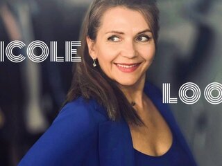 Pussy show NicoleLoos